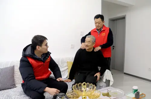“红马甲”爱心驿动 编织城市温度网